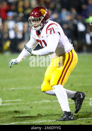 25 octobre 2019 : offensive USC Trojans attaquer Liam Jimmons (71) a l'air de faire un bloc dans la première moitié du match entre le Colorado et l'USC à Folsom Field à Boulder, CO. USC se rallièrent à gagner 35-31. Derek Regensburger/CSM. Banque D'Images