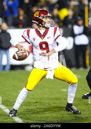 25 octobre 2019 : USC Trojans quarterback Kedon Slovis (9) revient à passer dans la première moitié du match entre le Colorado et l'USC à Folsom Field à Boulder, CO. USC se rallièrent à gagner 35-31. Derek Regensburger/CSM. Banque D'Images