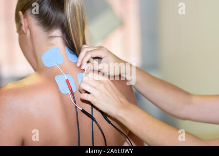 Electrothérapie dans la thérapie physique d'une jeune femme Banque D'Images