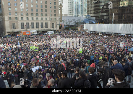 Vancouver, Canada. 25 octobre, 2019. Militant de l'adolescence suédoise Greta Thunberg arrive pour l'après élection fédérale vendredi mars grève climatique qui commence et se termine à la Vancouver Art Gallery à Vancouver (Colombie-Britannique) le vendredi 25 octobre, 2019. Organisé par les jeunes de la led, Sustainabiliteens, Greta et un tour sur un total de près de 10 000 activistes du climat d'action de la demande de l'industrie et les différents paliers de gouvernement et appuient les 15 jeunes qui ont annoncé leur intention de poursuivre le gouvernement fédéral alléguant qu'il a contribué au changement climatique. Credit : UPI/Alamy Live News Banque D'Images