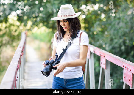 La prise de photographies avec femme randonneur un appareil photo mirrorless Banque D'Images