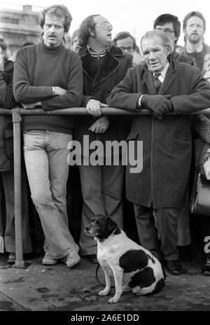 Les gens de la paix marche contre la violence en Irlande du Nord, 1976. Mouvement pour la paix. Les gens de la paix. Marche pour la paix, Trafalgar Square rally. Londres 1976. 1970 UK HOMER SYKES Banque D'Images