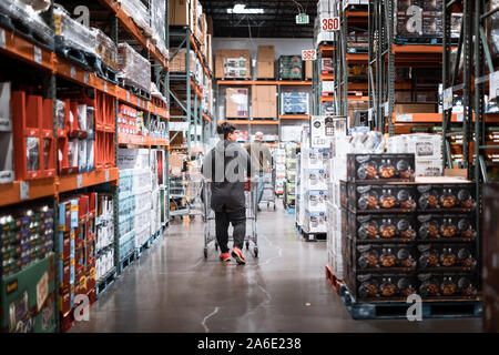 Tigard, Oregon - Oct 25, 2019 : Costco Wholesale client avec panier à l'allée commerçante Banque D'Images