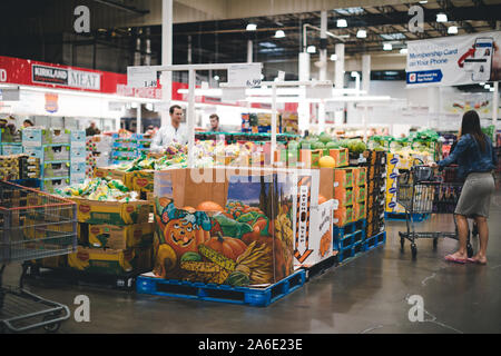 Tigard, Oregon - Oct 25, 2019 : Des boîtes de fruits et légumes frais prêts à être vendus à Costco Wholesale Banque D'Images