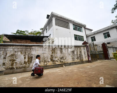 (191026) -- BEIJING, 26 octobre 2019 (Xinhua) -- Xiao Jiulin est sur sa façon de payer une visite à domicile au village de Yangang Duanwu Canton de comté, de l'Est Chine Shouke Business District administratif de la province, le 24 octobre 2019. Le 55-year-old Xiao Jiulin est un médecin rural à l'est village chinois. Quand il avait trois ans, Xiao a été physiquement handicapés en raison d'une maladie, qui a finalement conduit à sa hauteur seulement en gardant à 90 cm. La stature courte provoque des problèmes dans tous les aspects de la vie de Xiao, mais également à l'origine qu'il aspire à être un médecin, qui peuvent aider les patients exempts de maladies. (Xinhua/Hu Chenhuan) Banque D'Images