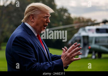 Washington, DC, USA. 25 octobre, 2019. Le Président américain Donald Trump s'adresse aux journalistes avant de quitter la Maison Blanche à Washington, DC, États-Unis, le 25 octobre 2019. Credit : Ting Shen/Xinhua/Alamy Live News Banque D'Images
