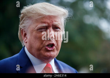 Washington, DC, USA. 25 octobre, 2019. Le Président américain Donald Trump s'adresse aux journalistes avant de quitter la Maison Blanche à Washington, DC, États-Unis, le 25 octobre 2019. Credit : Ting Shen/Xinhua/Alamy Live News Banque D'Images
