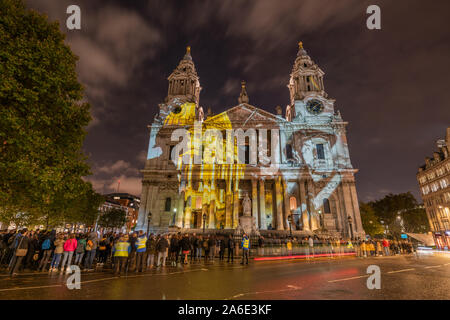 La Cathédrale St Paul, à Londres. Historique l'installation d'une Angleterre où la lumière est un événement illuminations pour célébrer la St Paul's en gardes WW2 Banque D'Images