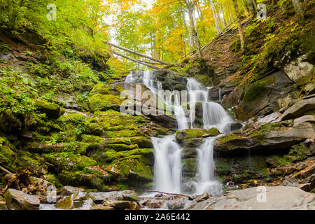 Vue magnifique sur la montagne cascade cascade Falls. Vue aérienne. Cascade Shipot Banque D'Images