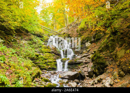 Vue magnifique sur la montagne cascade cascade Falls. Vue aérienne. Cascade Shipot Banque D'Images