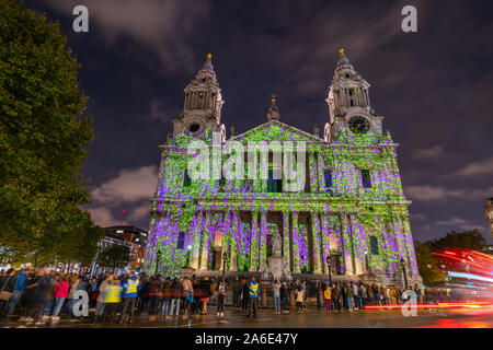 La Cathédrale St Paul, à Londres. Historique l'installation d'une Angleterre où la lumière est un événement illuminations pour célébrer la St Paul's en gardes WW2 Banque D'Images