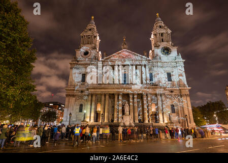 La Cathédrale St Paul, à Londres. Historique l'installation d'une Angleterre où la lumière est un événement illuminations pour célébrer la St Paul's en gardes WW2 Banque D'Images