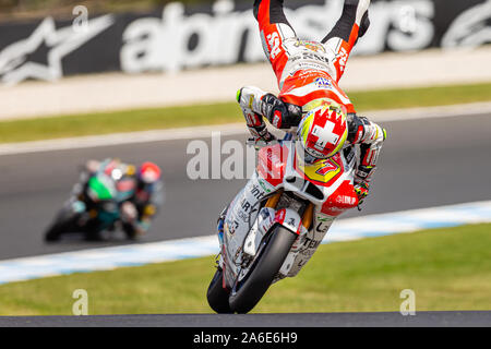 Phillip Island, Australie. 26 octobre, 2019. Dominique Aegerter (77) l'équitation pour l'avant Racing Team (CHE) détient sur lors des Essais Libres 4 à l'Promac Generac Australian MotoGP. Crédit : Dave Hewison/Alamy Live News Banque D'Images