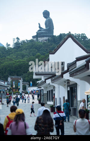 Macao. 24 Oct, 2019. Les touristes visitent un marché dans le village de Ngong Ping dans le sud de la Chine, Hong Kong, le 24 octobre 2019. Lancée le 23 octobre dernier, le pont de 55 km, connu comme le plus long pont-et-tunnel traversant la mer dans le monde, liens la Région administrative spéciale de Hong Kong (SAR), la ville de Zhuhai, dans le sud de la province du Guangdong et de Macao, le rendant plus commode pour les gens ordinaires pour les trois lieux de voyage en une seule journée. Credit : Cheong Kam Ka/Xinhua/Alamy Live News Banque D'Images