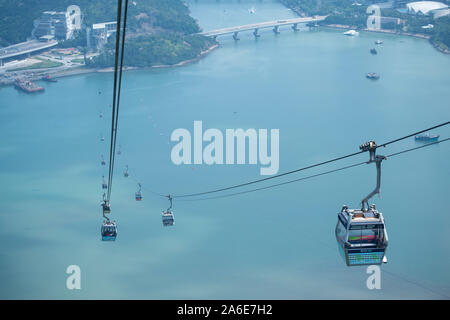 Macao. 24 Oct, 2019. Photo prise le 24 octobre 2019 présente une vue de l' 'Ngong Ping 360 téléphériques dans le sud de la Chine à Hong Kong. Lancée le 23 octobre dernier, le pont de 55 km, connu comme le plus long pont-et-tunnel traversant la mer dans le monde, liens la Région administrative spéciale de Hong Kong (SAR), la ville de Zhuhai, dans le sud de la province du Guangdong et de Macao, le rendant plus commode pour les gens ordinaires pour les trois lieux de voyage en une seule journée. Credit : Cheong Kam Ka/Xinhua/Alamy Live News Banque D'Images