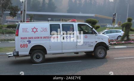 Haïfa, Israël : les lecteurs d'ambulance pour les incendies au cours de l'administration centrale à Haïfa. Banque D'Images