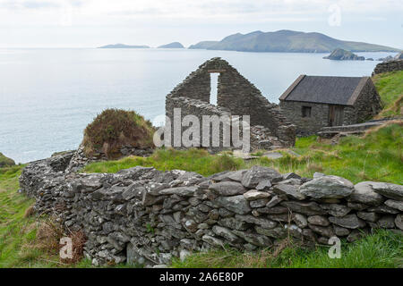 Ruines d'une maison près de Slea Head et une partie de l'Îles Blasket, le point le plus occidental de l'Europe, la péninsule de Dingle, République d'Irlande. Banque D'Images