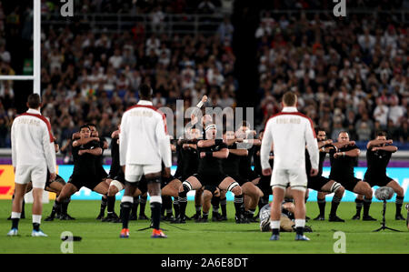 Effectuer le Haka néo-zélandais que l'Angleterre rechercher sur avant la Coupe du Monde de Rugby 2019 match de demi-finale au stade international de Yokohama. Banque D'Images