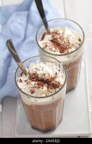 Café glacé avec de la crème glacée à la vanille et chocolat râpé Banque D'Images