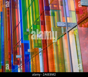 Close up of architectural caractéristique de verre multicolores lattes verticales de dépistage sur un bâtiment moderne Banque D'Images