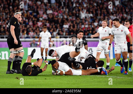 England's Manu Tuilagi côtés marque son premier essai lors de la Coupe du Monde de Rugby 2019 match de demi-finale au stade international de Yokohama. Banque D'Images