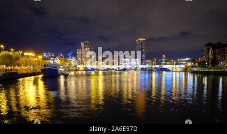 Vue sur l'horizon de temps de nuit de Belfast avec la rivière Lagan avec ponts et d'immeubles en arrière-plan Banque D'Images