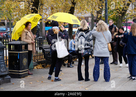 Guide de l'Espagne visite gratuite à pied de Belfast avec parasols jaunes avec groupe de touristes en centre-ville Banque D'Images