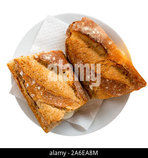 Vue de dessus de sandwich baguette française avec des œufs durs et les anchois servi sur plaque blanche. Plus isolé sur fond blanc Banque D'Images