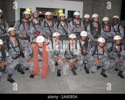 RIO DE JANEIRO, Brésil, 2008 : les forces spéciales de la police militaire brésilienne exercices de sauvetage pratique pour les Jeux Olympiques de 2016. Image montre l'exercice passé sur Sugarloaf Mountain, où les touristes sont attendus Banque D'Images