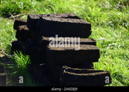 Pile de fresh vintage des blocs de tourbe dans soleil d'automne, briquettes de tourbe sur pile Banque D'Images
