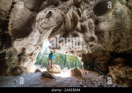 Rock climber dans une grotte en Finale Ligure, Italie Banque D'Images