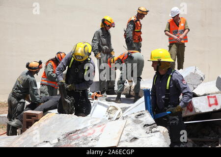 Les gardiens de prison de sauvetage de victimes d'attaque à la roquette dans la prison de Carmel, Israël, pendant la simulation drill Point tournant 15. Les forces d'urgence et de premiers soins sauvetage pratique Banque D'Images