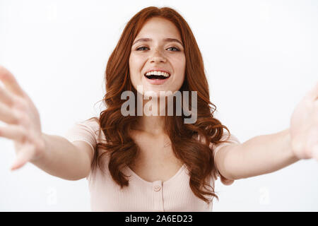 Close-up rousse mignon tendre fille en blouse, tenez l'appareil avec les deux mains que de prendre sur selfies auteur numérique, vidéo-appelant des amis qui étudient à l'étranger Banque D'Images