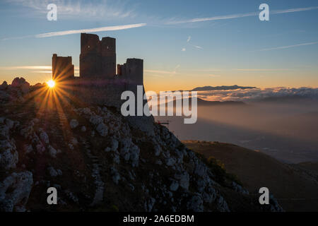 Ruines du château médiéval de Rocca Calascio à matin ensoleillé, avec en arrière-plan du paysage brumeux et sunstar, Abruzzo, Italie Banque D'Images