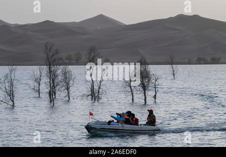 Yuli, la Région Autonome Uygur du Xinjiang. 25 octobre, 2019. Les touristes profiter de la beauté des paysages de restriction de lac en bateau dans la région de Yuli Comté, nord-ouest de la Chine, la Région autonome du Xinjiang Uygur, le 25 octobre 2019. Credit : Zhao Ge/Xinhua/Alamy Live News Banque D'Images