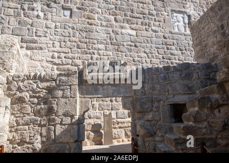 Symboles chevalier dans le château de Bodrum. Château Saint-Pierre de Bodrum, Turquie. Construit en 15 ème siècle, maintenant le château abrite le Musée d'archéologie souterraine Banque D'Images