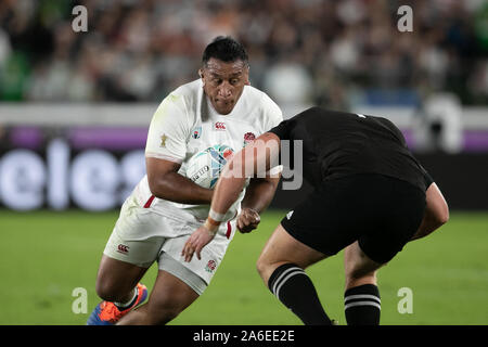 Yokohama, Japon. 26Th Oct, 2019. Mako Vunipola d'Angleterre s'exécute avec la balle pendant la Coupe du Monde de Rugby match de demi-finale entre la Nouvelle-Zélande et l'Angleterre dans la préfecture de Kanagawa, Japon, le 26 octobre 2019. Stade International de Yokohama. Credit : Cal Sport Media/Alamy Live News Banque D'Images