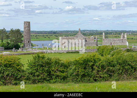 Une vue panoramique de Clonmacnoise, République d'Irlande. Banque D'Images