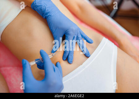 Cosmetician injection botox donne dans l'estomac Banque D'Images