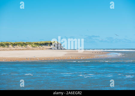 Scolt Head Island National Nature Reserve vu de Holkham beach à travers les étroites brûler et de l'estuaire de la rivière. Côte nord du comté de Norfolk. L'East Anglia. L'Angleterre. UK. Banque D'Images