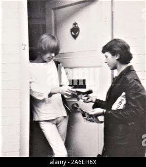 Brian Jones des Rolling Stones, signe des autographes pour les fans, 1965 Banque D'Images