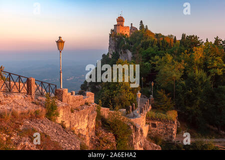 De La Fratta ou Cesta, Deuxième tour sur la crête du mont Titano, dans la ville de Saint-Marin, de la République de Saint-Marin pendant 24h au coucher du soleil d'or Banque D'Images