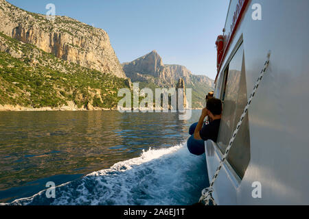 Une excursion en bateau autour de la côte spectaculaire de la côte du golfe d'Orosei dans le Parc National de Gennargentu / Nuoro Ogliastra Sardaigne Italie Europe Banque D'Images