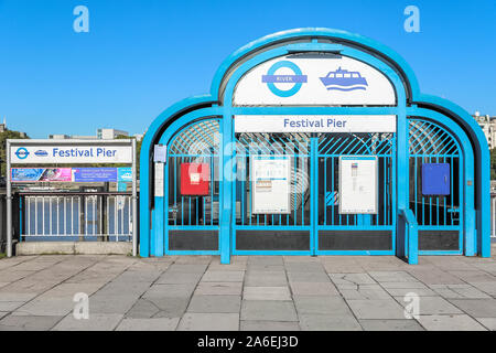 Londres, Royaume-Uni - 22 septembre 19 - Entrée de la jetée de Festival, un arrêt pour river boat services sur la Tamise dans une journée sans nuages Banque D'Images