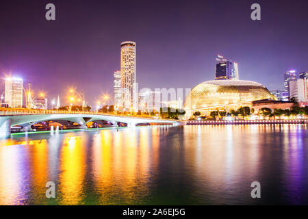 Singapour, Singapour - Mars 2019 : pont de l'Esplanade et Esplanade Theatres on the bay. Singapour Banque D'Images