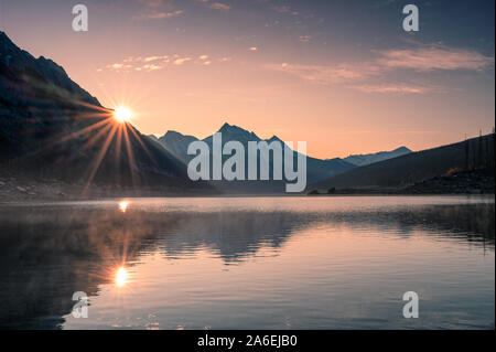 Lever de soleil sur montagne avec foggy in Medicine Lake à Jasper, Canada Banque D'Images
