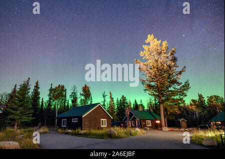 Aurora Borealis, Northern Lights sur maison en bois dans le parc national de Jasper, Canada Banque D'Images