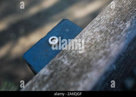 Close up image avec une vis métallique dans un banc en bois Banque D'Images