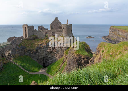 Les ruines de château de Dunluce dans le comté d'Antrim en Irlande du Nord. Banque D'Images