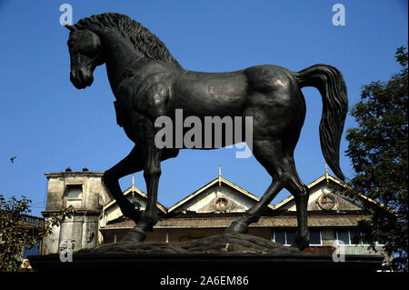 Kala Ghoda la statue de la sculpture en bronze, monument de 25 pieds, a nommé le cheval « Spirit of Kala Ghoda ».Tour de l'horloge emblématique Horse Rajabai dans le backgr Banque D'Images